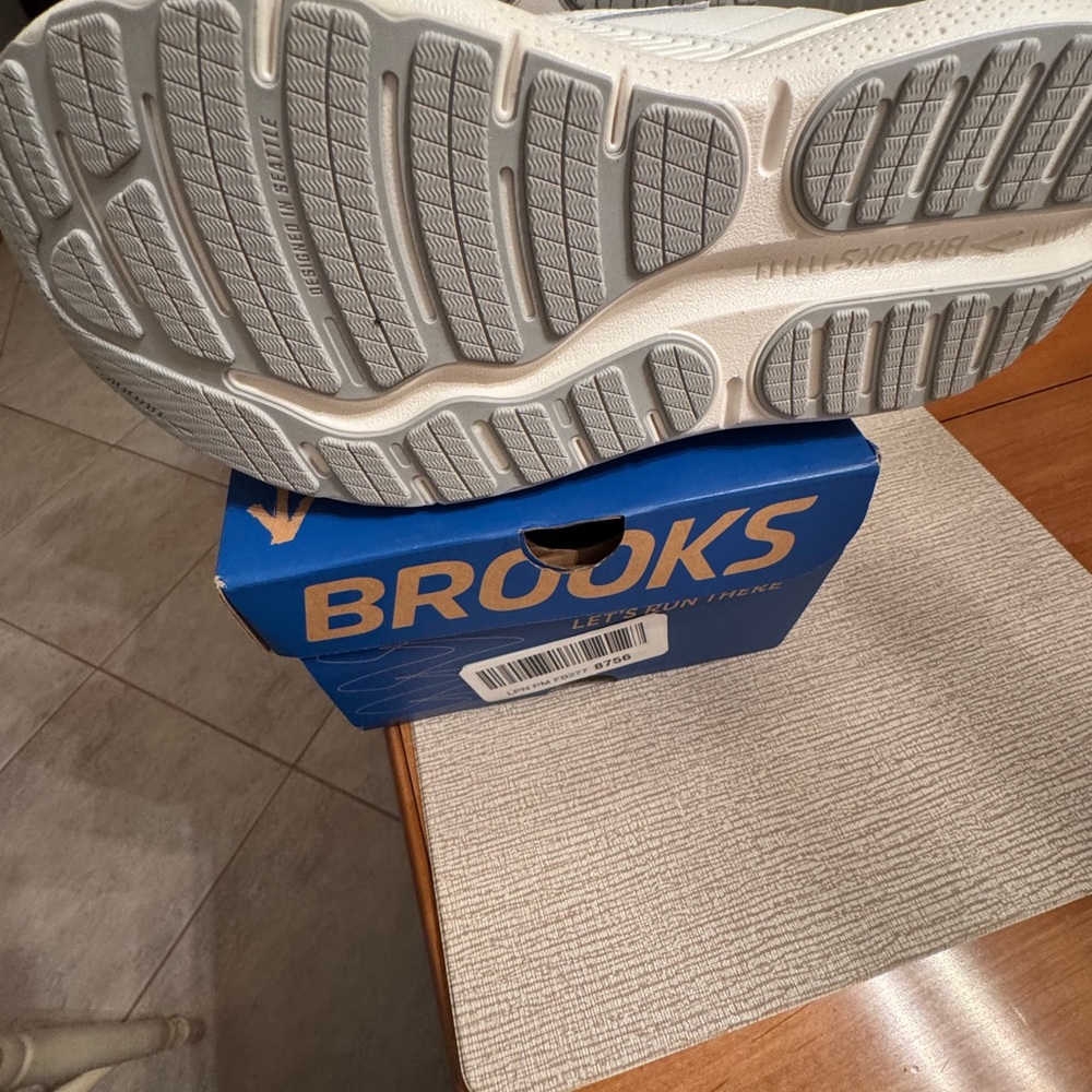 Brooks Ghost Max White leather women’s sneakers - Picture 3 of 4